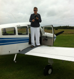 Vera on the wings of Tom's Beechcraft